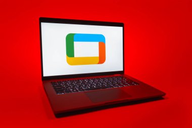 Prag, Çek Cumhuriyeti - 08 01 2025: Tek bir arkaplanda bir dizüstü bilgisayar Google TV logosunu gösterir. Google TV film, program ve uygulamalar için bir platformdur..