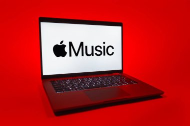 Prag, Çek Cumhuriyeti - 08 01 01 2025: Uniforma arka planda bir dizüstü bilgisayar Apple Music logosunu gösteriyor. Apple Music müzik için bir platformdur..