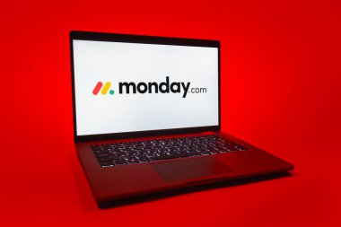 Prag, Çek Cumhuriyeti - 08 01 2025: Monday.com logosunu gösteren bir dizüstü bilgisayar. Monday.com proje yönetimi ve takım işbirliği için bir platformdur.