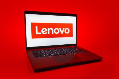 Prag, Çek Cumhuriyeti - 08 01 2025: Tek tip arkaplanda bir dizüstü bilgisayar Lenovo logosunu gösteriyor. Lenovo bilgisayar ve elektronik üreten bir teknoloji şirketidir..