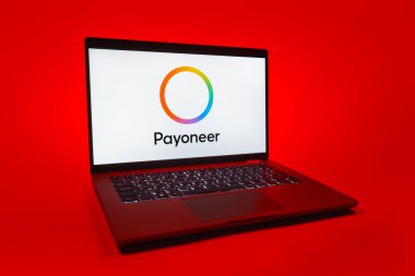 Prag, Çek Cumhuriyeti - 08 01 2025: Tek tip arkaplanda bir dizüstü bilgisayar Payonez logosunu gösterir. Paeveryone, küresel online ödemeler ve para transferleri için bir platformdur.