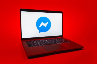 Prag, Çek Cumhuriyeti - 08 01 2025: Uniforma arka planda bir dizüstü bilgisayar Messenger logosunu gösterir. Haberci Facebook 'ta mesajlaşma ve sohbet için bir platformdur.