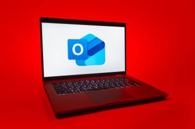 Prag, Çek Cumhuriyeti - 08 01 2025: Tek tip arkaplanda bir dizüstü bilgisayar Outlook logosunu gösterir. Outlook iletileri göndermek ve yönetmek için bir e- posta platformudur.