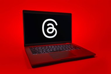 Prag, Çek Cumhuriyeti - 08 01 2025: Tek tip bir arkaplanda dizüstü bilgisayar Threads logosunu gösterir. Tartışmalar, kısa gönderileri ve güncellemeleri paylaşmak için bir sosyal medya platformudur.