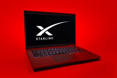 Prag, Çek Cumhuriyeti - 08 01 2025: Tek bir arkaplanda bir dizüstü bilgisayar Starlink logosunu gösterir. Starlink küresel bağlantı sağlayan bir uydu internet hizmetidir.