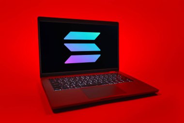 Prag, Çek Cumhuriyeti - 08 01 2025: Solana logosunu gösteren bir dizüstü bilgisayar. Solana merkezi olmayan uygulamalar için hızlı bir engelleme platformudur..