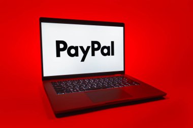 Prag, Çek Cumhuriyeti - 08 01 2025: Tek tip arka planda bir dizüstü bilgisayar PayPal logosunu gösterir. PayPal çevrimiçi ödemeler ve para transferleri için bir platformdur.