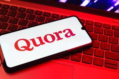 Prag, Çek Cumhuriyeti - 08 01 2025: Klavyede duran bir cep telefonu Quora logosunu gösteriyor. Quora soru sormak ve bilgi paylaşmak için bir platformdur..