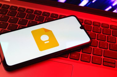 Prag, Çek Cumhuriyeti - 08 01 2025: Dizüstü bilgisayarda bulunan bir cep telefonu Google Keep logosunu görüntüler. Google Keep notlar, listeler ve hatırlatıcılar için bir platformdur.