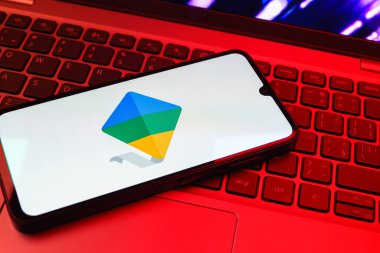 Prag, Çek Cumhuriyeti - 08 01 2025: Dizüstü bilgisayarda bulunan bir cep telefonu Google Family Link logosunu görüntüler. Google Family Link ebeveyn denetimi ve çocuk hesabı yönetimi için bir platformdur.