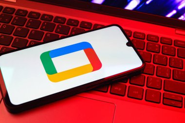 Prag, Çek Cumhuriyeti - 08 01 2025: Laptop klavyesinde uzanan bir cep telefonu Google TV logosunu gösteriyor. Google TV film, program ve uygulamalar için bir platformdur..