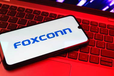 Prag, Çek Cumhuriyeti - 08 01 2025: Klavyede duran bir cep telefonu Foxconn logosunu gösteriyor. Foxconn elektronik ve parça üreten bir şirket..