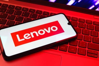 Prag, Çek Cumhuriyeti - 08 01 2025: Klavyede duran bir cep telefonu Lenovo logosunu gösteriyor. Lenovo bilgisayar ve elektronik üreten bir teknoloji şirketidir..
