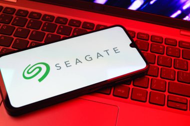 Prag, Çek Cumhuriyeti - 08 01 2025: Laptop klavyesinde duran bir cep telefonu Seagate logosunu gösteriyor. Seagate sabit disk ve depolama çözümleri üreten bir şirkettir..