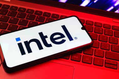 Prag, Çek Cumhuriyeti - 08 01 2025: Bilgisayarın klavyesinde duran bir cep telefonu Intel logosunu gösterir. Intel işlemci ve bilgisayar donanımı üreten bir teknoloji şirketidir..