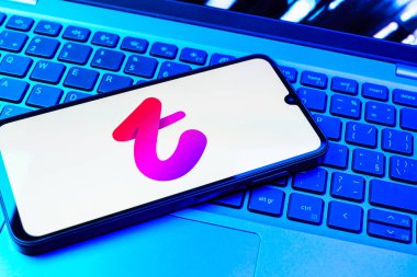 Prag, Çek Cumhuriyeti - 08 01 2025: Dizüstü bilgisayarın üzerinde duran bir cep telefonu Tango logosunu gösteriyor. Tango, görüntülü aramalar, mesajlar ve canlı yayınlar için sosyal bir uygulama..