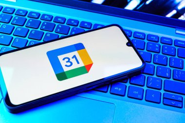 Prag, Çek Cumhuriyeti - 08 01 2025: Dizüstü bilgisayarda bulunan bir cep telefonu Google Takvim logosunu görüntüler. Google Takvimi olayları zamanlamak ve yönetmek için bir platformdur.