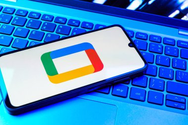 Prag, Çek Cumhuriyeti - 08 01 2025: Laptop klavyesinde uzanan bir cep telefonu Google TV logosunu gösteriyor. Google TV film, program ve uygulamalar için bir platformdur..