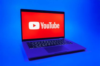 Prag, Çek Cumhuriyeti - 08 01 2025: Üniforma arka planda bir dizüstü bilgisayar Youtube logosunu gösterir. Youtube dünya çapında videoları izlemek ve paylaşmak için bir platform.