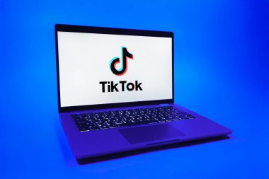 Prag, Çek Cumhuriyeti - 08 01 2025: Tek tip arkaplanda bir dizüstü bilgisayar TikTok logosunu gösteriyor. TikTok kısa, yaratıcı ve viral video platformu.