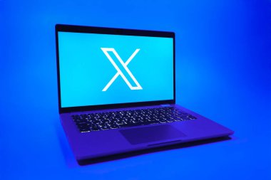 Prag, Çek Cumhuriyeti - 08 01 2025: Tek tip arka planda bir dizüstü bilgisayar X logosunu gösterir. X, kısa gönderileri ve güncellemeleri paylaşmak için bir platformdur.