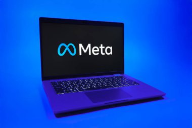 Prag, Çek Cumhuriyeti - 08 01 2025: Tek tip arkaplanda bir dizüstü bilgisayar Meta logosunu gösterir. Meta, Facebook ve Instagram gibi sosyal platformlar sunan bir şirket..