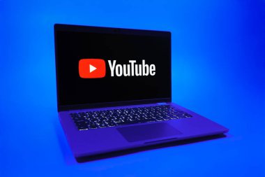 Prag, Çek Cumhuriyeti - 08 01 2025: Üniforma arka planda bir dizüstü bilgisayar Youtube logosunu gösterir. Youtube dünya çapında videoları izlemek ve paylaşmak için bir platform.