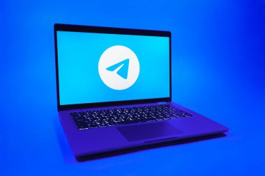 Prag, Çek Cumhuriyeti - 08 01 2025: Tek tip arkaplanda bir dizüstü bilgisayar Telegram logosunu gösterir. Telgraf hızlı ve güvenli iletiler için bir uygulamadır.