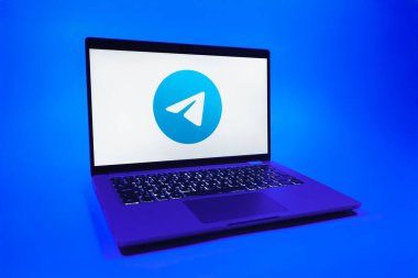 Prag, Çek Cumhuriyeti - 08 01 2025: Tek tip arkaplanda bir dizüstü bilgisayar Telegram logosunu gösterir. Telgraf hızlı ve güvenli iletiler için bir uygulamadır.