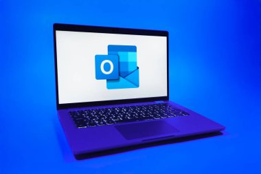 Prag, Çek Cumhuriyeti - 08 01 2025: Tek tip arkaplanda bir dizüstü bilgisayar Outlook logosunu gösterir. Outlook iletileri göndermek ve yönetmek için bir e- posta platformudur.