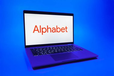 Prag, Çek Cumhuriyeti - 08 01 2025: Tek bir arkaplanda dizüstü bilgisayar Alfabe logosunu gösterir. Alfabe, Google ve diğer teknolojik girişimlerin ana şirketidir..