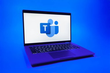 Prag, Çek Cumhuriyeti - 08 01 2025: Ekip logosunu gösteren bir dizüstü bilgisayar. Takımlar takım işbirliği, toplantılar ve iletişim için bir platformdur..