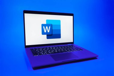 Prag, Çek Cumhuriyeti - 08 01 2025: Uniforma arka planda bir dizüstü bilgisayar Word logosunu gösterir. Word belge yaratmak ve düzenlemek için bir yazılımdır..