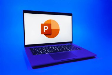 Prag, Çek Cumhuriyeti - 08 01 2025: Tek bir arkaplanda bir dizüstü bilgisayar Powerpoint logosunu gösterir. Powerpoint sunumlar ve slayt gösterileri oluşturmak için bir yazılımdır..