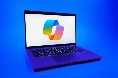 Prag, Çek Cumhuriyeti - 08 01 2025: Tek tip arkaplanda bir dizüstü bilgisayar Copilot logosunu gösteriyor. Copilot, üretkenlik yardımı için yazılıma entegre edilmiş bir yapay zeka asistanıdır..