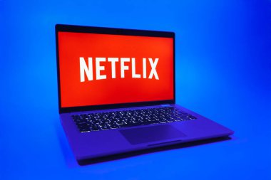 Prag, Çek Cumhuriyeti - 08 01 2025: Tek tip arka planda bir dizüstü bilgisayar Netflix logosunu gösterir. Netflix sinema ve televizyon programları için bir yayın platformudur..