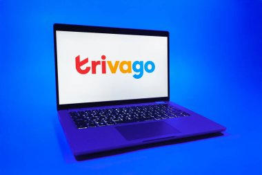 Prag, Çek Cumhuriyeti - 08 01 2025: Trivago logosunu gösteren bir dizüstü bilgisayar. Trivago otel fiyatlarını ve anlaşmaları karşılaştırmak için bir platform..