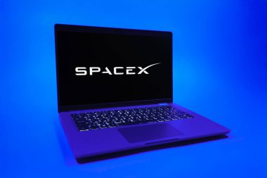 Prag, Çek Cumhuriyeti - 08 01 2025: Uniforma arka planda bir dizüstü bilgisayar SpaceX logosunu gösterir. SpaceX uzay keşfi ve roket fırlatmaları için özel bir şirkettir..