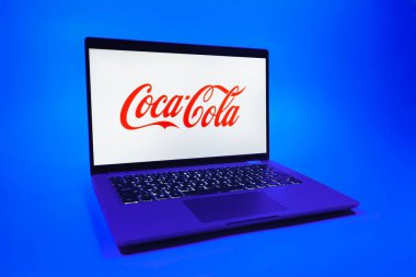Prag, Çek Cumhuriyeti - 08 01 2025: Tek tip arka planda bir dizüstü bilgisayar Coca-Cola logosunu gösterir. Coca-Cola meşrubatlarıyla tanınan bir içecek şirketidir..