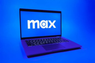 Prag, Çek Cumhuriyeti - 08 01 2025: Tek tip arkaplanda bir dizüstü bilgisayar Max logosunu gösterir. Max, filmler, TV programları ve özgün içerikler için bir yayın platformudur..