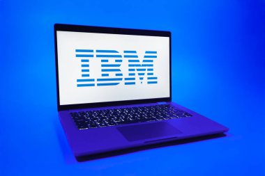 Prag, Çek Cumhuriyeti - 08 01 2025: Üniforma arka planda bir dizüstü bilgisayar IBM logosunu gösteriyor. IBM yazılım, donanım ve danışmanlık sunan bir teknoloji şirketidir..