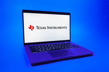 Prag, Çek Cumhuriyeti - 08 01 2025: Tekdüze bir arkaplanda Teksas Enstrüman logosunu gösteren bir dizüstü bilgisayar. Texas Instruments yarı iletken ve elektronik üreten bir şirket..