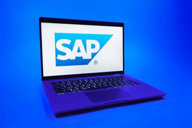 Prag, Çek Cumhuriyeti - 08 01 2025: Üniformalı bir dizüstü bilgisayarda SAP logosu görülüyor. SAP, şirket uygulamaları ve çözümleri sağlayan bir yazılım şirketidir..