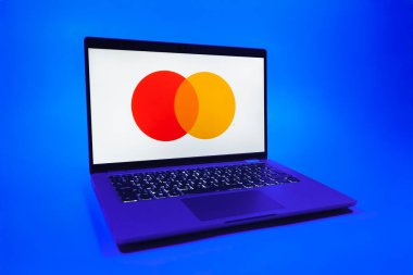 Prag, Çek Cumhuriyeti - 08 01 2025: Tek tip arkaplanda bir dizüstü bilgisayar Mastercard logosunu gösterir. Mastercard ödeme kartları ve hizmetler sağlayan bir finans şirketidir..