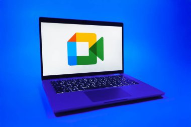 Prag, Çek Cumhuriyeti - 08 01 2025: Google Meet logosunu gösteren bir dizüstü bilgisayar. Google Meet video toplantıları ve çevrimiçi işbirliği için bir platformdur.