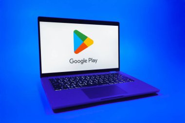 Prag, Çek Cumhuriyeti - 08 01 2025: Tek tip arka planda bir dizüstü bilgisayar Google Play logosunu gösterir. Google Play uygulamaları, oyunları ve dijital içeriği indirmek için bir platformdur.