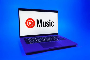 Prag, Çek Cumhuriyeti - 08 01 01 2025: Tek tip arkaplanda bir dizüstü bilgisayar Youtube Müzik logosunu gösterir. Youtube Music müzik için bir platformdur..