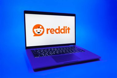 Prag, Çek Cumhuriyeti - 08 01 2025: Tek tip arkaplanda bir dizüstü bilgisayar Reddit logosunu gösterir. Reddit tartışma, haber ve toplum içeriği için bir platformdur.