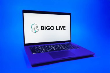 Prag, Çek Cumhuriyeti - 08 01 2025: Bigo Live logosunu gösteren bir dizüstü bilgisayar. Bigo Live canlı yayın ve sosyal etkileşim için bir platformdur.
