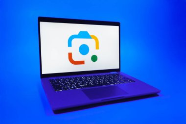 Prag, Çek Cumhuriyeti - 08 01 2025: Tek tip arka planda bir dizüstü bilgisayar Google Lens logosunu gösterir. Google Lens, resimlerdeki görsel arama ve bilgi için kullanılan bir araçtır..